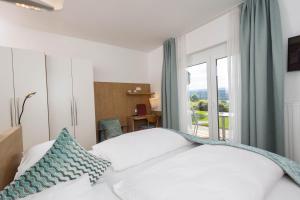Postel nebo postele na pokoji v ubytování Hotel Garni Wurzer