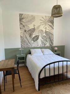 a bedroom with a bed and a table and a wall at Maison entre Landes et Pays basque, Plage à 3km in Ondres +4 photos