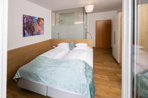 Postel nebo postele na pokoji v ubytování Hotel Garni Wurzer