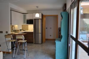een keuken met een tafel en stoelen in een kamer bij Apartamentos Suites&Homes in Salamanca