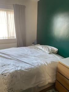 Postel nebo postele na pokoji v ubytování Comfortable Cat-Friendly Stay with Garden & Parking