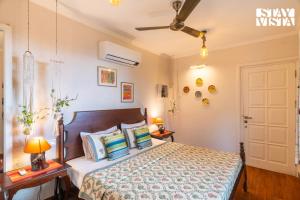 Postel nebo postele na pokoji v ubytování StayVista at Ellis Ville with Bonfire, Lawn + 27 fotografií