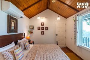 Postel nebo postele na pokoji v ubytování StayVista at Ellis Ville with Bonfire, Lawn