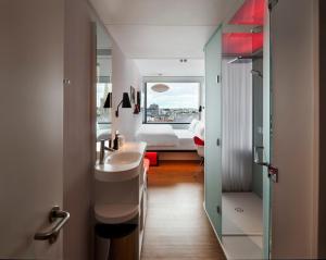 Koupelna v ubytování citizenM Dublin St Patrick's + 18 fotografií