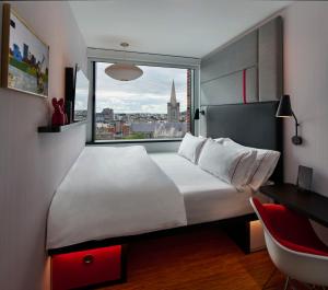 Postel nebo postele na pokoji v ubytování citizenM Dublin St Patrick's