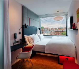 Postel nebo postele na pokoji v ubytování citizenM Dublin St Patrick's
