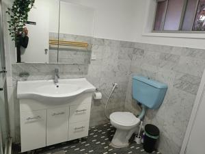 Gallery image of Queen Room in Spacious House - Close to Shops and Station - NC6 in Dundas Valley