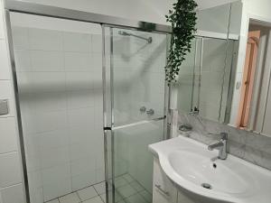 Gallery image of Queen Room in Spacious House - Close to Shops and Station - NC6 in Dundas Valley +8 photos