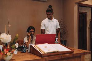 un uomo e una donna seduti a un tavolo con un portatile di Casuarina Resort and Spa a Trou aux Biches Altre 115 foto