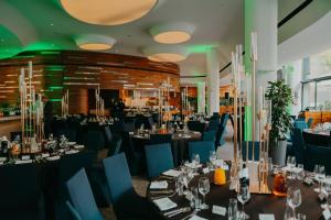 Reštaurácia alebo iné gastronomické zariadenie v ubytovaní DoubleTree by Hilton Wroclaw + 37 fotografií