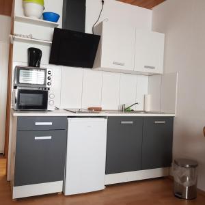 Η κουζίνα ή μικρή κουζίνα στο Monteurdoppelzimmer mit Küche, Bad