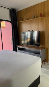 Μια τηλεόραση ή/και κέντρο ψυχαγωγίας στο Refúgio Beira Rio - Onde a paz encontra o Sol