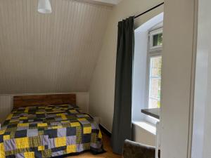 a bedroom with a bed and a window at Haus Kroneck-Salis Ferienwohnung in Bad Iburg