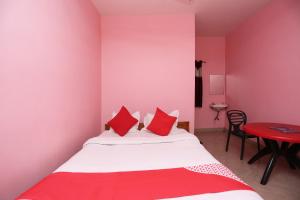 Postel nebo postele na pokoji v ubytování Super Hotel O Nandi Inn