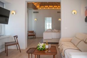una sala de estar con un sofá y una mesa en Liberty Suites Spetses, en Spetses