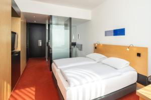 Postel nebo postele na pokoji v ubytování INNSiDE by Meliá Düsseldorf Seestern