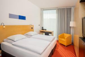 Postel nebo postele na pokoji v ubytování INNSiDE by Meliá Düsseldorf Seestern