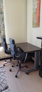 een bureau met twee stoelen voor een tafel bij CHAMBRE Privée in Seraing +5 foto's