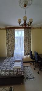 een slaapkamer met een bed en een raam bij CHAMBRE Privée in Seraing