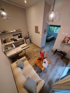 プエルト・ビエホにあるSibö Houseのソファ付きのリビングルームのオーバーヘッドビュー