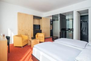 Postel nebo postele na pokoji v ubytování INNSiDE by Meliá Düsseldorf Seestern