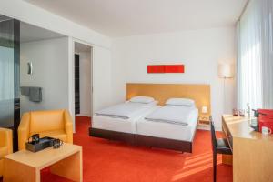 Postel nebo postele na pokoji v ubytování INNSiDE by Meliá Düsseldorf Seestern