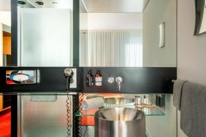 Kuchyň nebo kuchyňský kout v ubytování INNSiDE by Meliá Düsseldorf Seestern