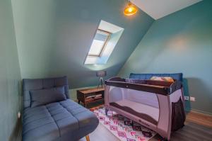 a living room with a tv and a couch at Les lys in Saint-Julien-les-Villas