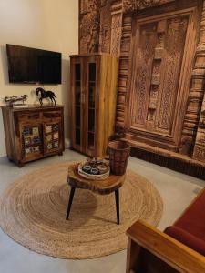 TV a/nebo společenská místnost v ubytování Virasat - The Heritage Inn
