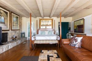 TV a/nebo společenská místnost v ubytování Overlooking Marina del Rey sailboats, is Green Ginger Playa Del Rey on the bluff,