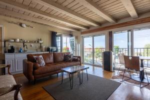 Posezení v ubytování Overlooking Marina del Rey sailboats, is Green Ginger Playa Del Rey on the bluff,