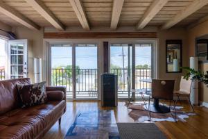 Posezení v ubytování Overlooking Marina del Rey sailboats, is Green Ginger Playa Del Rey on the bluff,