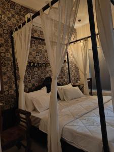 Postel nebo postele na pokoji v ubytování Virasat - The Heritage Inn