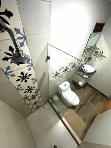 プエルト・ビエホにあるSibö Houseのバスルーム(トイレ、鏡付) +32枚の写真