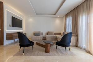 Posezení v ubytování Modern 3BR with High Amenities and Stylish Decor