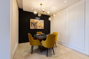 Fotografie z fotogalerie ubytování Modern 3BR with High Amenities and Stylish Decor v destinaci Oulad Akkou