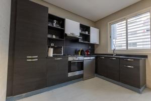 Kuchyň nebo kuchyňský kout v ubytování Modern 3BR with High Amenities and Stylish Decor + 26 fotografií