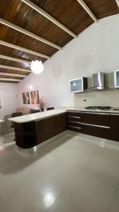 Η κουζίνα ή μικρή κουζίνα στο Family Home with Grill, 5 Minutes from the Beach +16 φωτογραφίες