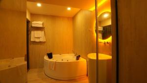 Bilik mandi di Sulara Exclusıve Hotel Lounge Bistro