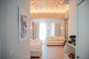 una sala de estar con un sofá y una mesa en Liberty Suites Spetses, en Spetses