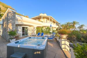 een huis met een hot tub op een patio bij Villino La Canfora in Ischia