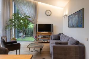 TV a/nebo společenská místnost v ubytování Pine house