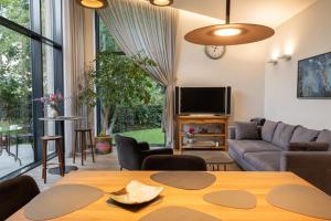 Posezení v ubytování Pine house + 28 fotografií