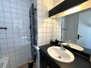 a bathroom with a sink and a mirror at LES TAMARIS Maison pour 6 personnes dans domaine privé avec piscine à La Londe-Les-Maures in La Londe-les-Maures