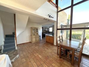 a kitchen and dining room with a table and chairs at LES TAMARIS Maison pour 6 personnes dans domaine privé avec piscine à La Londe-Les-Maures in La Londe-les-Maures