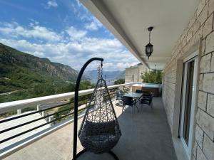 een balkon met uitzicht op een tafel en stoelen bij Apartments Panoramic Paradise in Kotor
