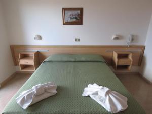 A bed or beds in a room at Hotel Cliff Még 33 kép