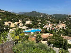 a view of a villa with a swimming pool at LES TAMARIS Maison pour 6 personnes dans domaine privé avec piscine à La Londe-Les-Maures in La Londe-les-Maures