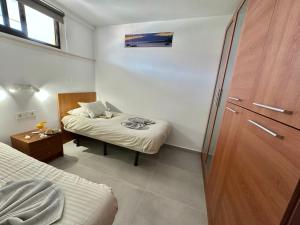 ein kleines Zimmer mit einem Bett, einem Bett und einem Schrank in der Unterkunft Paradise Ocean View in Los Cristianos + 57 Fotos