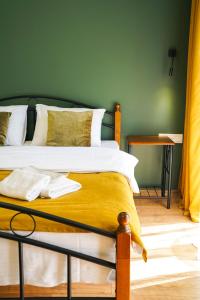 Giường trong phòng chung tại Hotel Mountime Kazbegi